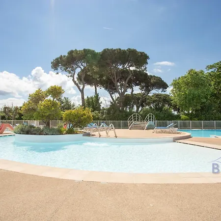 Magnificent One-bedroom With Views Near The Sea And Golf 아파트