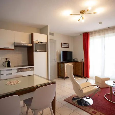 Magnificent One-bedroom With Views Near The Sea And Golf 아파트 *